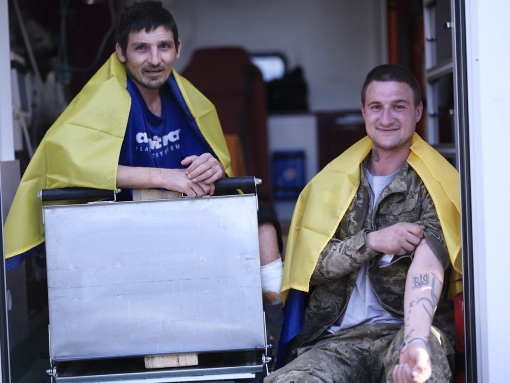 Великодній обмін полоненими: в Україну повернулися 277 захисників (фото)