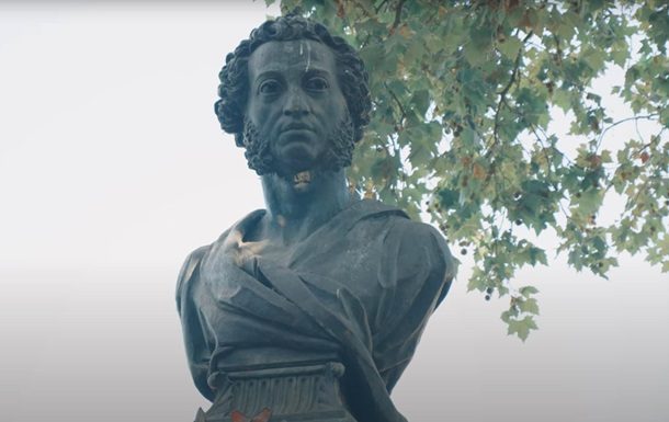 В Одессе набросили удавку на памятник Пушкину (видео)