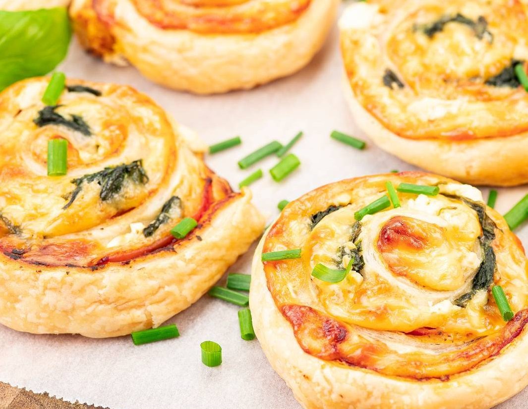 Улитки из теста с мясом и сыром: быстро и просто