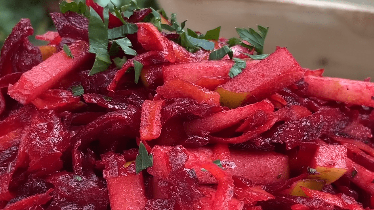 Полезный и вкусный салат из свеклы: минимум ингредиентов