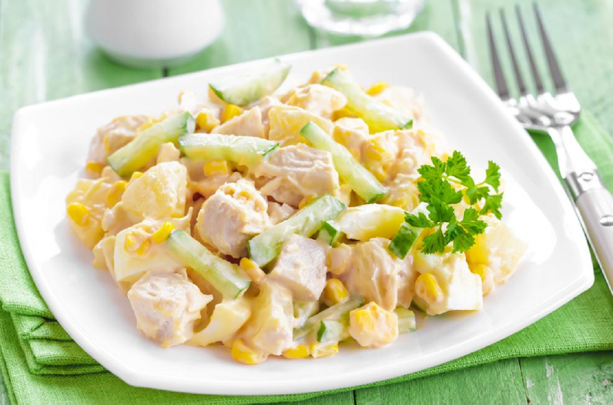 Салат с курицей, грибами и ананасом: нежное сочетание вкусов ➤ Prozoro.net.ua