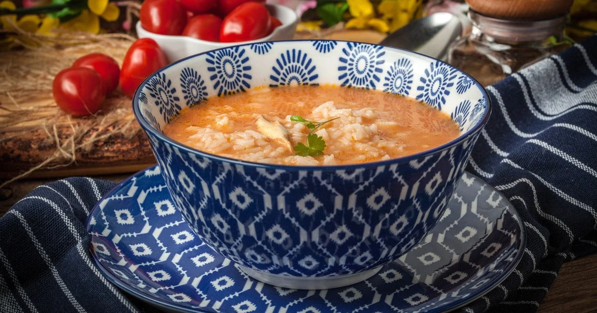 Швидкий суп з консервованим тунцем, рисом та овочами