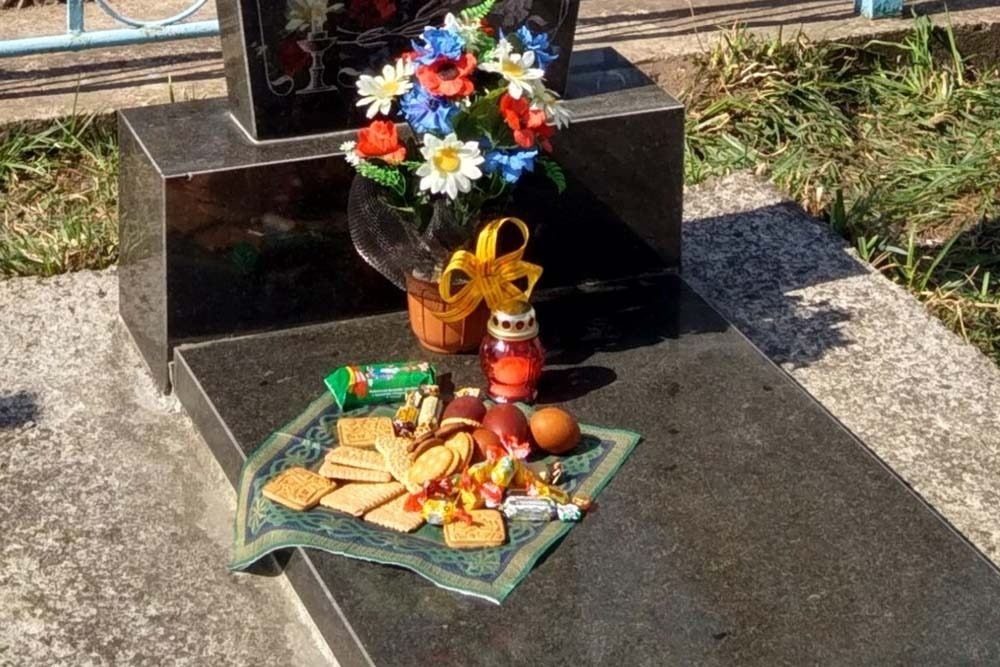 Великдень для покійних: чи можна залишити їжу біля могили близького