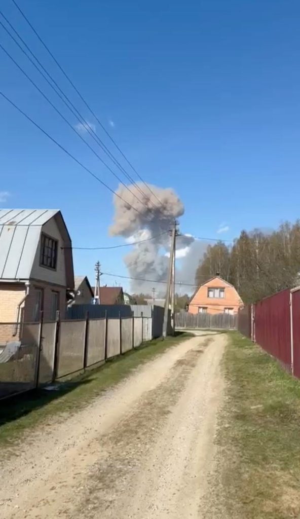 Под Москвой взрываются склады боеприпасов (видео) 3 Под Москвой взрываются склады боеприпасов (видео)
