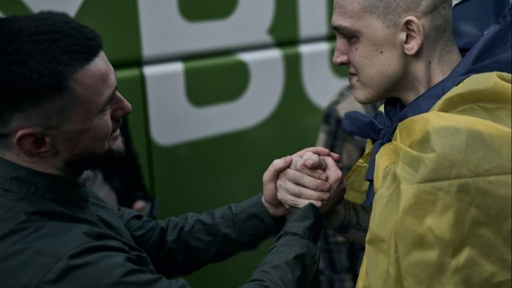 Репер Yarmak не стримав сліз на зустрічі з полоненим захисником (фото, відео)