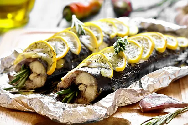 Как вкусно запечь скумбрию в духовке: простой рецепт