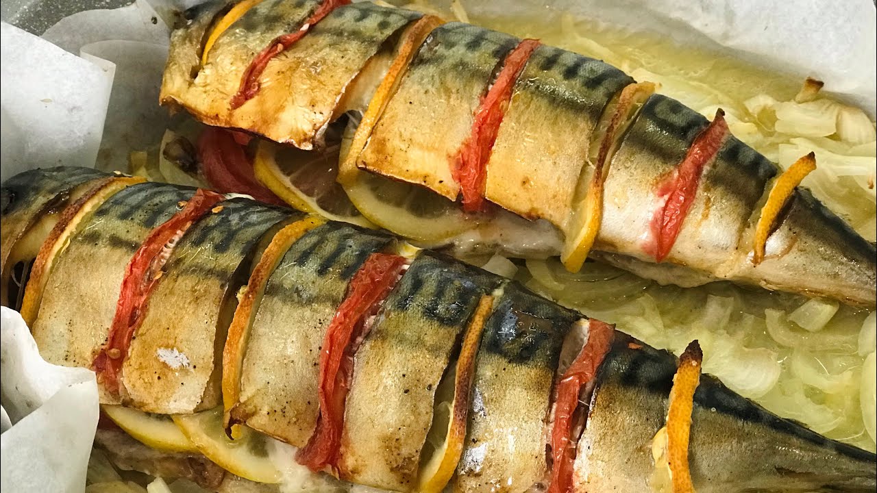 Как вкусно запечь скумбрию в духовке: простой рецепт