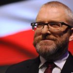 Кандидат у президенти Польщі зірвав із мерії прапор України: відео ➤ Prozoro.net.ua