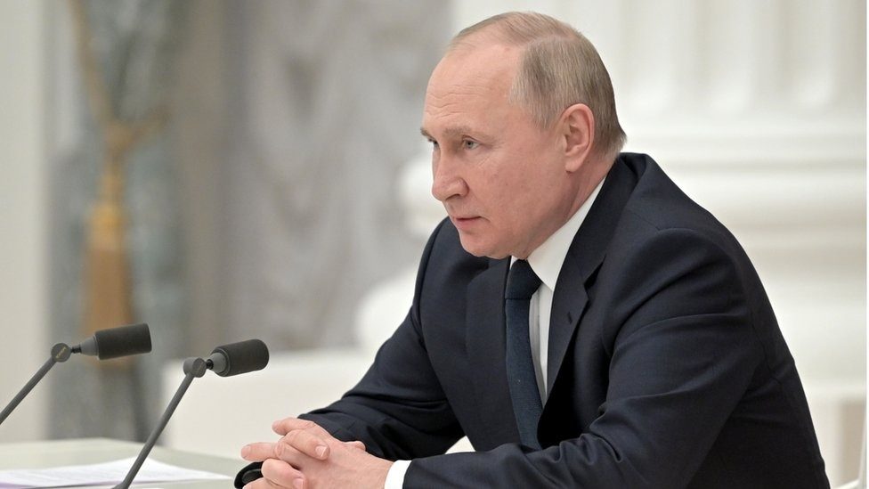Невже відмовляють руки: відео з дивною поведінкою Путіна