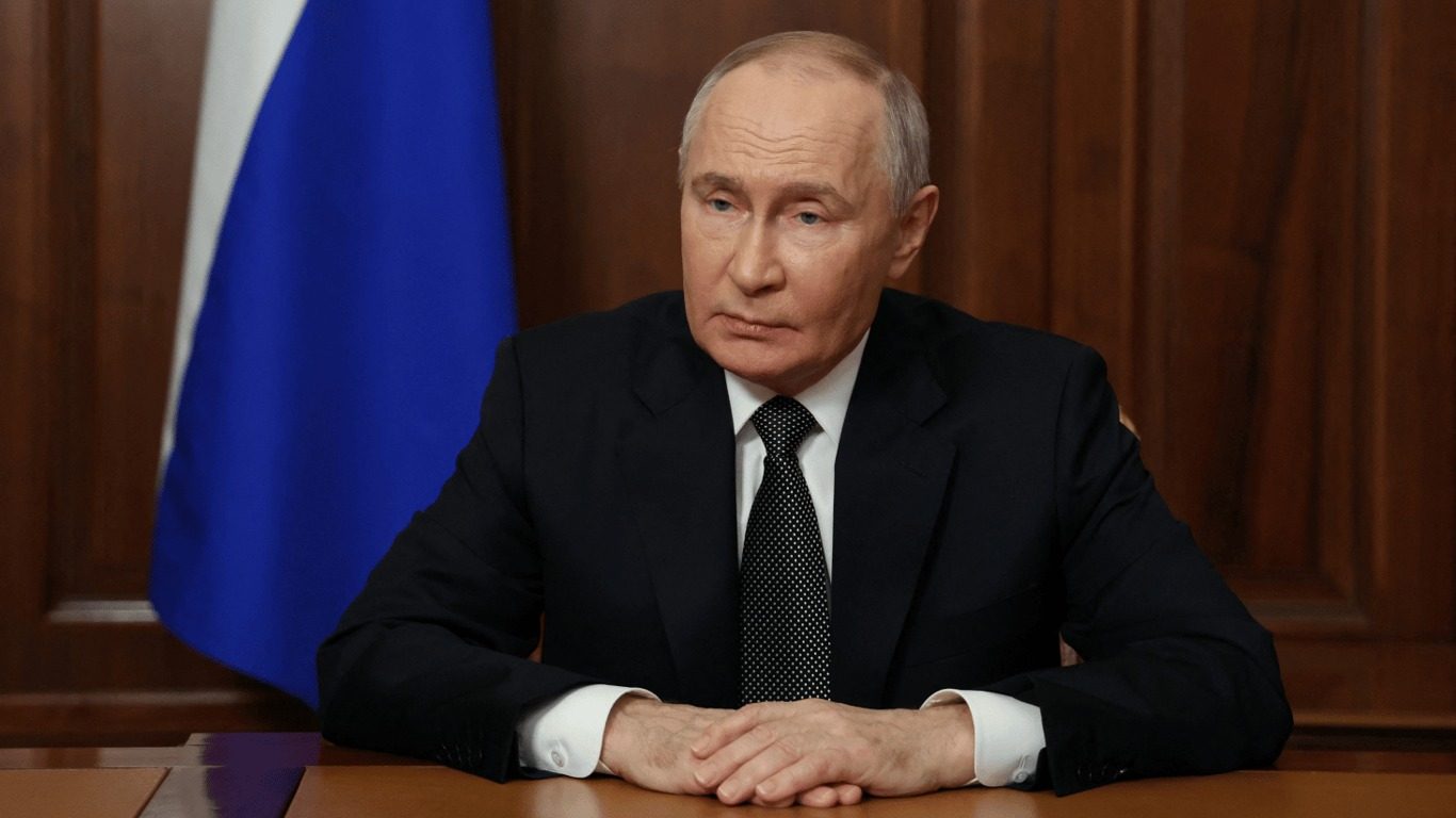 Невже відмовляють руки: відео з дивною поведінкою Путіна