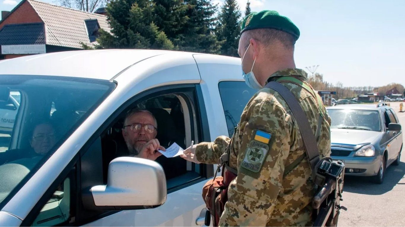 Рада хоче дозволити виїжджати за кордон чоловікам старше 18: деталі