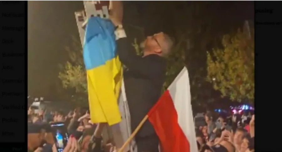 Кандидат в президенты Польши сорвал с мэрии флаг Украины: видео