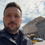 Робив селфі: Зеленський вийшов у центр та фотографувався з людьми ➤ Prozoro.net.ua