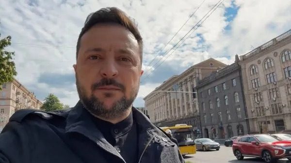 Робив селфі: Зеленський вийшов у центр та фотографувався з людьми ➤ Prozoro.net.ua