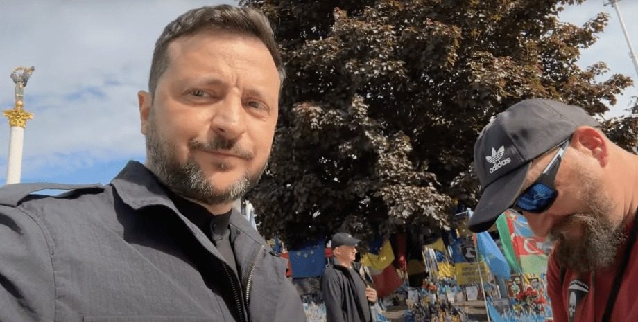 Робив селфі: Зеленський вийшов у центр та фотографувався з людьми