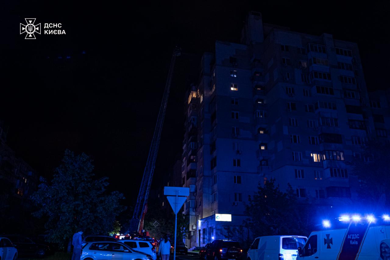 Зруйновано квартири та спалено автівки: наслідки нічної атаки дронів по Києву