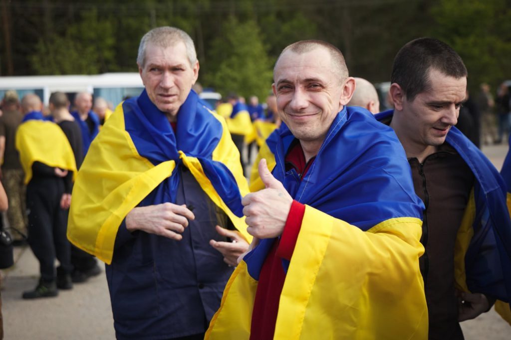 Начался самый большой обмен пленными: Украина уже вернула 390 граждан (фото) 5 Начался самый большой обмен пленными: Украина уже вернула 390 граждан (фото)