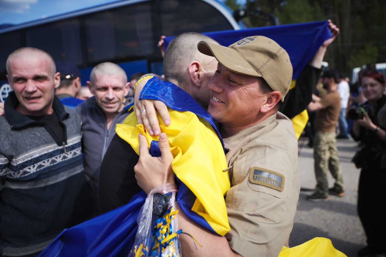 Начался самый большой обмен пленными: Украина уже вернула 390 граждан (фото)