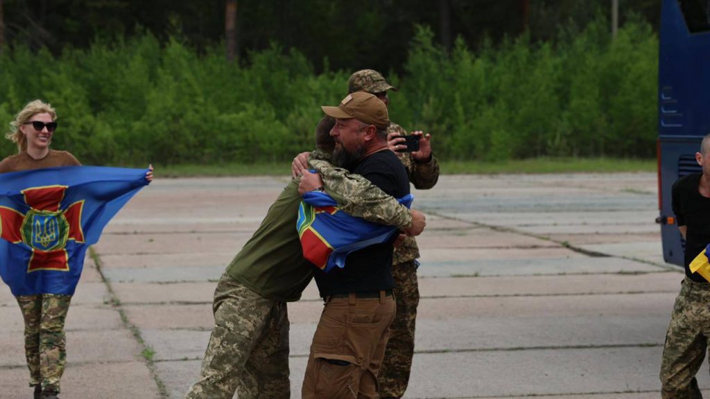 Второй этап обмена "1000 на 1000": еще 307 защитников вернулись из плена (фото) 5 обмін полоненими 24 травня