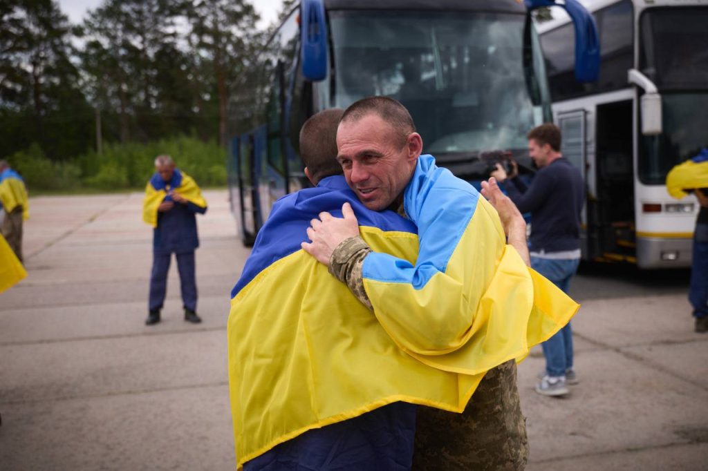 Второй этап обмена "1000 на 1000": еще 307 защитников вернулись из плена (фото) 14 обмін полоненими 24 травня