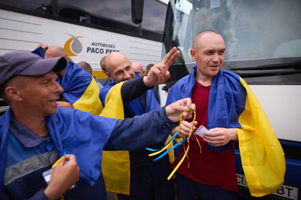 Второй этап обмена "1000 на 1000": еще 307 защитников вернулись из плена (фото) 18 обмін полоненими 24 травня