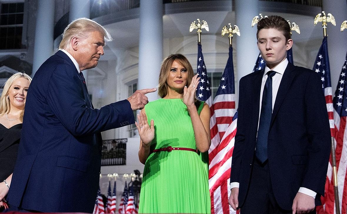 Трамп на публіці висміяв зростання свого молодшого сина (відео)
