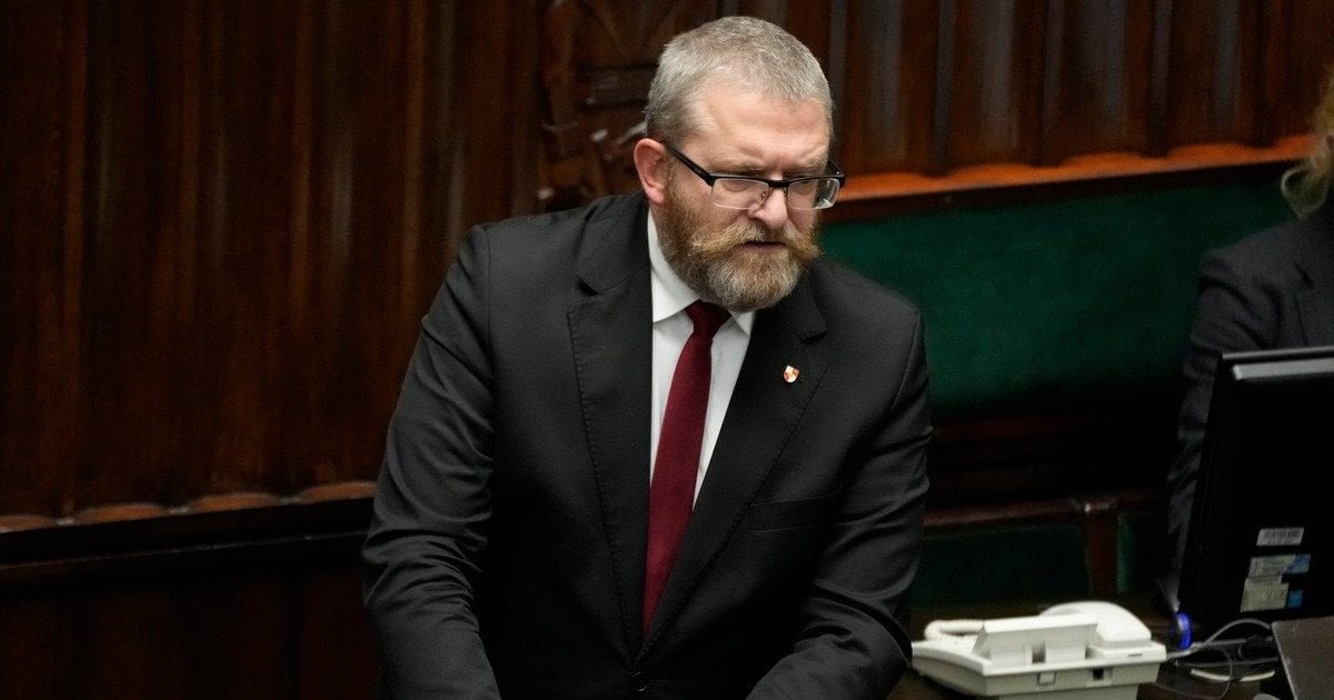 Кандидат в президенты Польши сорвал с мэрии флаг Украины: видео