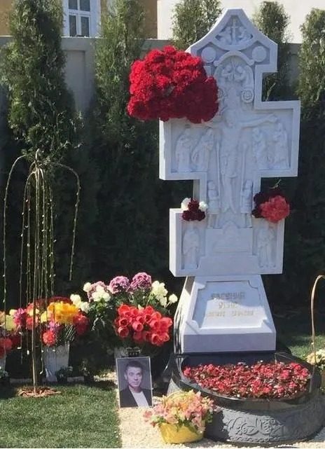 Необычный памятник из белого мрамора: фото могилы мужа Кароль 3 Необычный памятник из белого мрамора: фото могилы мужа Кароль
