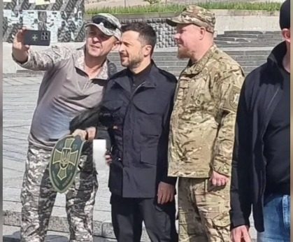 Робив селфі: Зеленський вийшов у центр та фотографувався з людьми