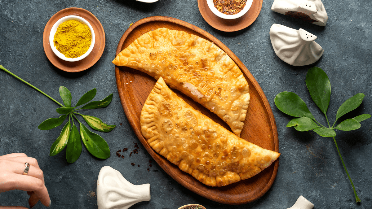 Удачный бюджетный рецепт: хрустящие чебуреки без мяса с ароматной зеленью