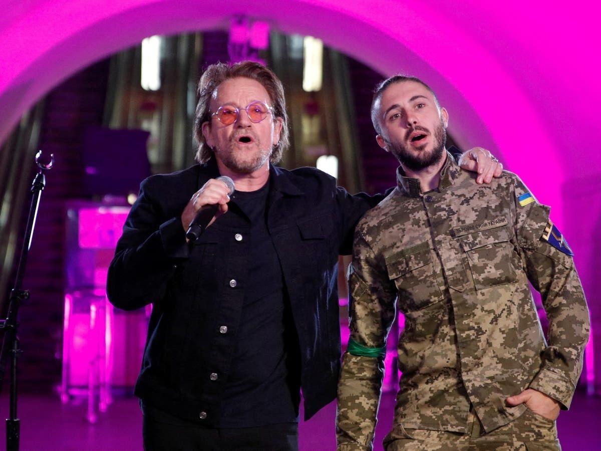 Овации гремели 7 минут: солист U2 появился в Каннах с бойцами ВСУ