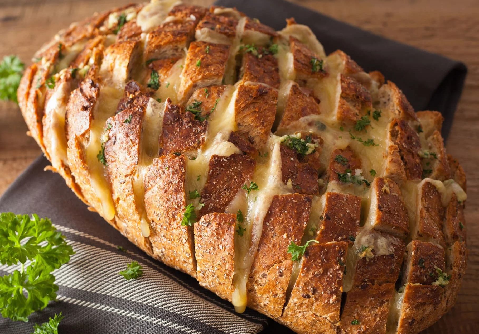 Хрустящий хлеб с фаршем и сыром: никто не догадается, как вы это приготовили