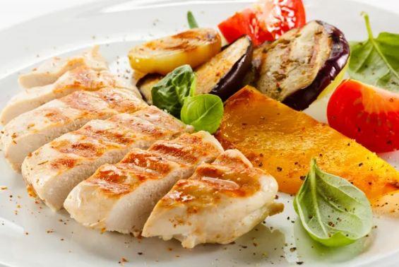 Куряче філе з овочами та грибами, запечене в рукаві