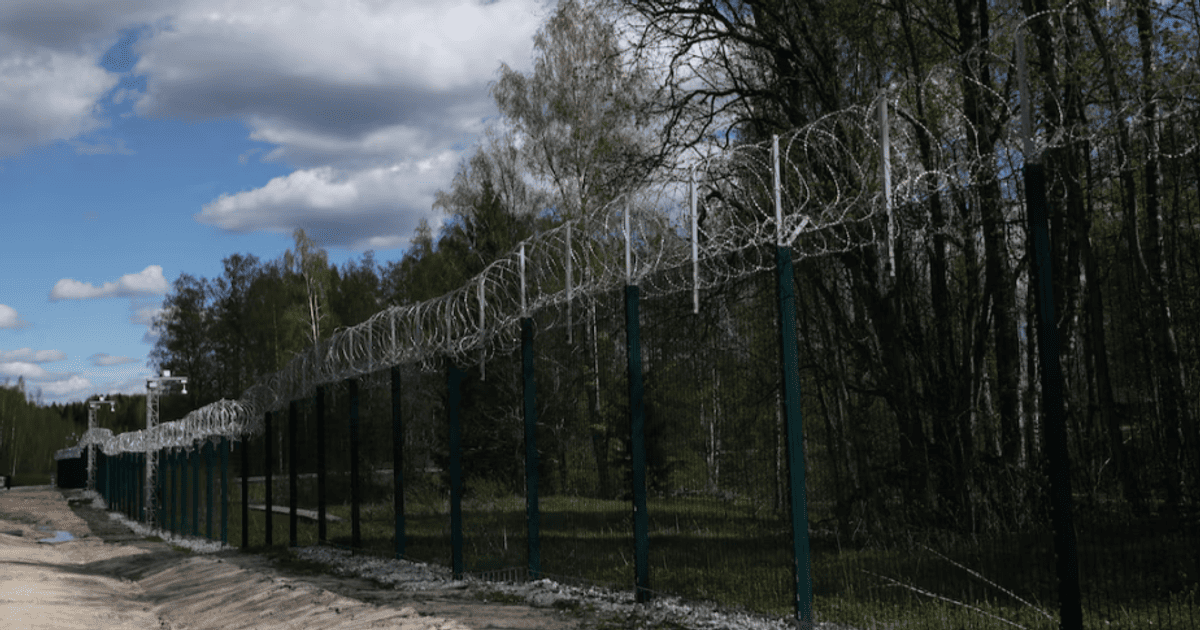 Фінляндія звела першу ділянку стіни на кордоні з Росією: до чого готується