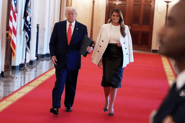 Трамп совершил неожиданный жест к Мелании во время официального мероприятия (фото) 3 Трамп совершил неожиданный жест к Мелании во время официального мероприятия (фото)