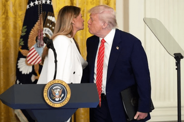 Трамп совершил неожиданный жест к Мелании во время официального мероприятия (фото) 4 Трамп совершил неожиданный жест к Мелании во время официального мероприятия (фото)