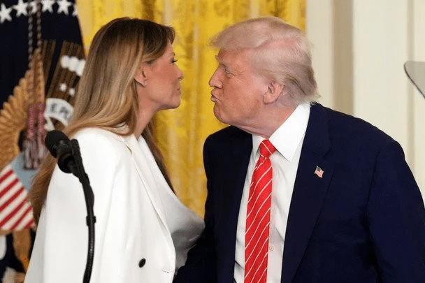 Трамп совершил неожиданный жест к Мелании во время официального мероприятия (фото) 5 Трамп совершил неожиданный жест к Мелании во время официального мероприятия (фото)