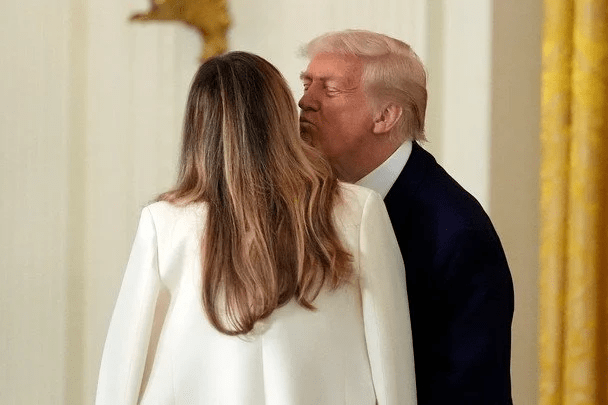Трамп совершил неожиданный жест к Мелании во время официального мероприятия (фото) 6 Трамп совершил неожиданный жест к Мелании во время официального мероприятия (фото)