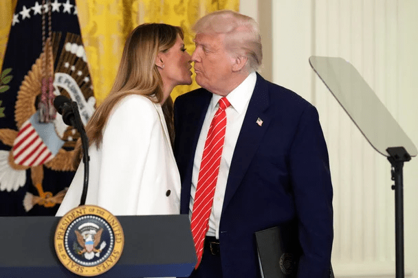 Трамп совершил неожиданный жест к Мелании во время официального мероприятия (фото) 7 Трамп совершил неожиданный жест к Мелании во время официального мероприятия (фото)