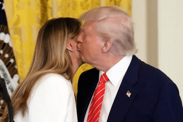 Трамп совершил неожиданный жест к Мелании во время официального мероприятия (фото) 8 Трамп совершил неожиданный жест к Мелании во время официального мероприятия (фото)