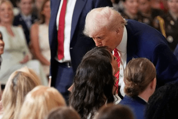 Трамп совершил неожиданный жест к Мелании во время официального мероприятия (фото) 9 Трамп совершил неожиданный жест к Мелании во время официального мероприятия (фото)
