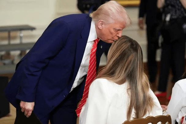 Трамп совершил неожиданный жест к Мелании во время официального мероприятия (фото) 10 Трамп совершил неожиданный жест к Мелании во время официального мероприятия (фото)
