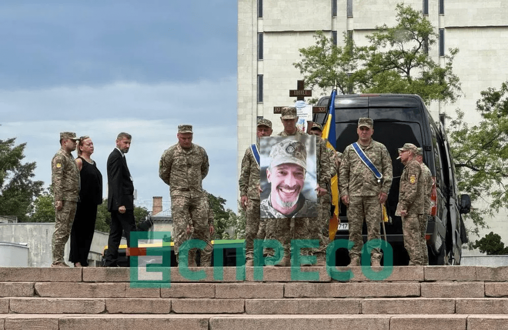 У Києві попрощалися з Максимом Неліпою, який загинув на фронті (фото) 4 У Києві попрощалися з Максимом Неліпою, який загинув на фронті (фото)