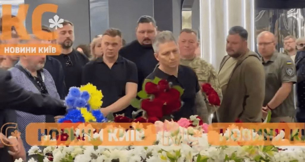 У Києві попрощалися з Максимом Неліпою, який загинув на фронті (фото) 5 У Києві попрощалися з Максимом Неліпою, який загинув на фронті (фото)