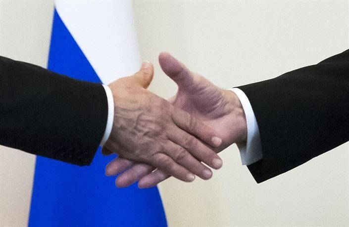 Неужели отказывают руки: видео со странным поведением Путина ➤ Prozoro.net.ua