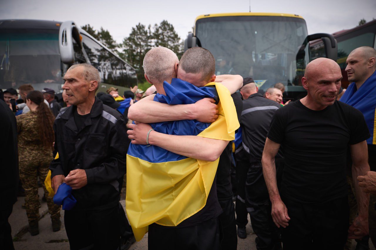 Еще 303 защитника наконец-то вернулись домой: состоялся третий этап обмена «1000 на 1000» ➤ Главное.net