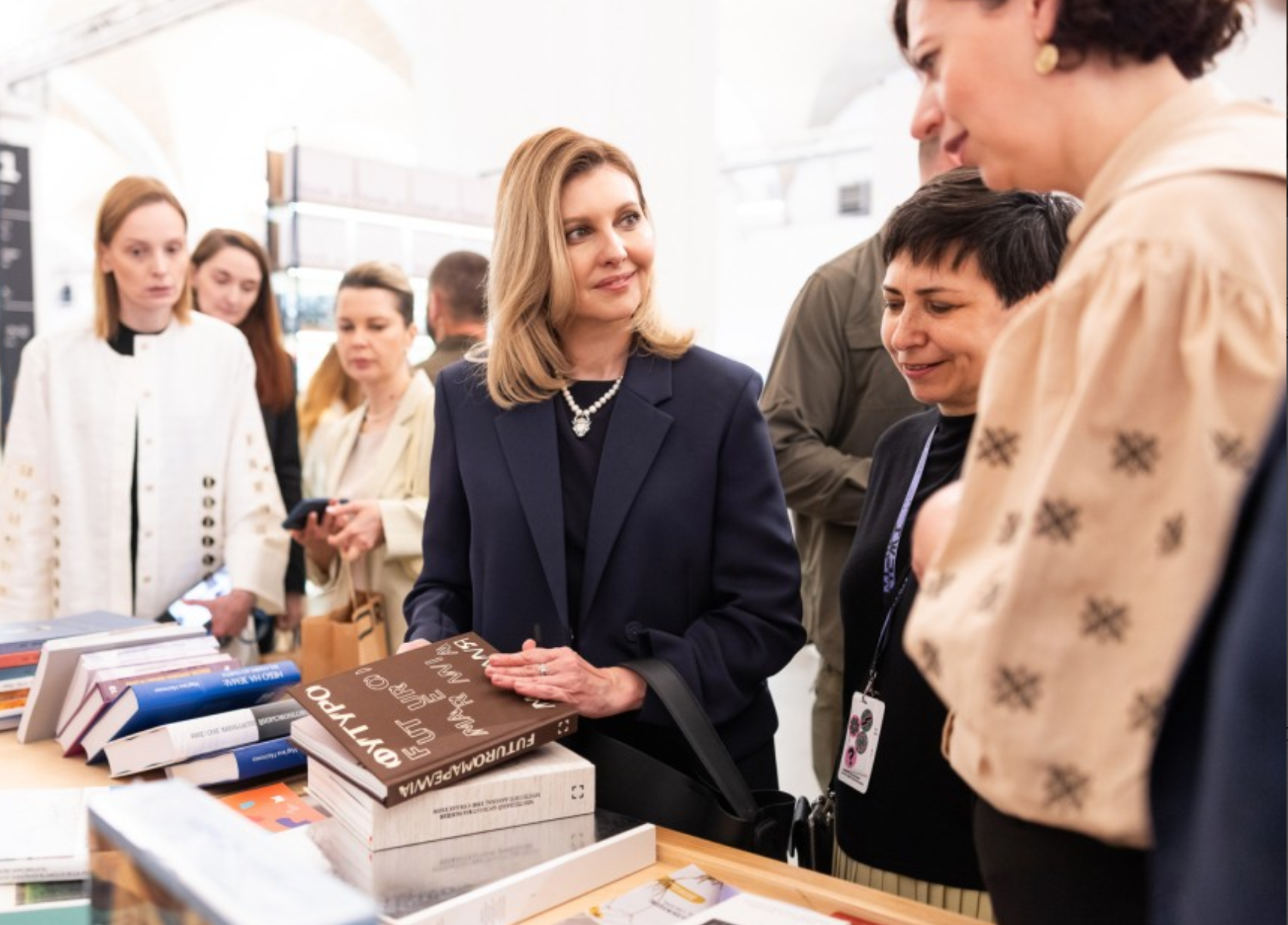 Стало известно название книги, которую купил себе Зеленский