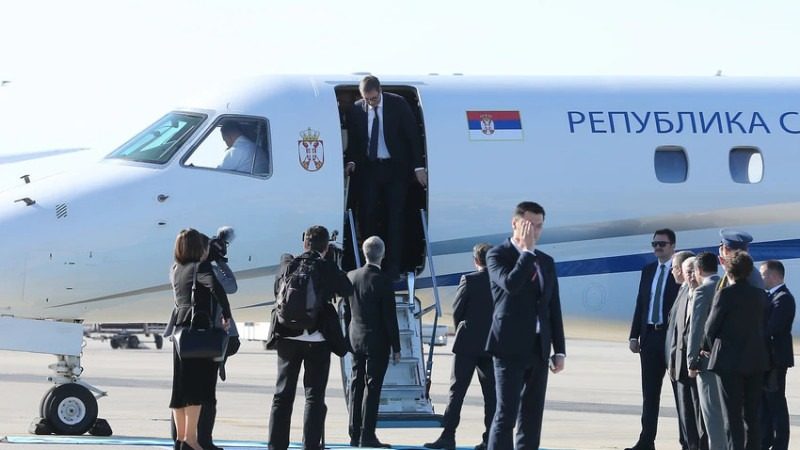 Самолет с Вучичем не смог сесть в Москве и улетел в Баку: причина