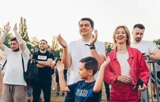 Зарабатывала миллионы на ломбардах: что известно о жене Разумковой