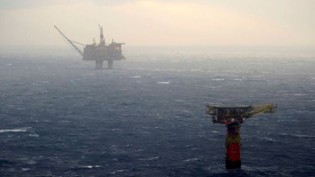 СБУ уничтожила РЛС и склады россиян на вышках в Черном море: видео